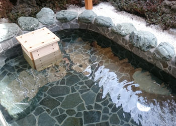露天風呂にもひのきベンチ型人工温泉