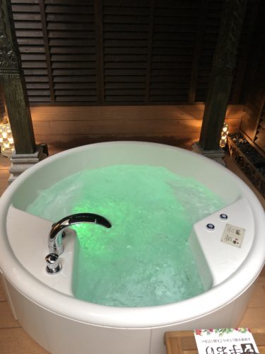 ラブホテルの露天風呂に人工温泉